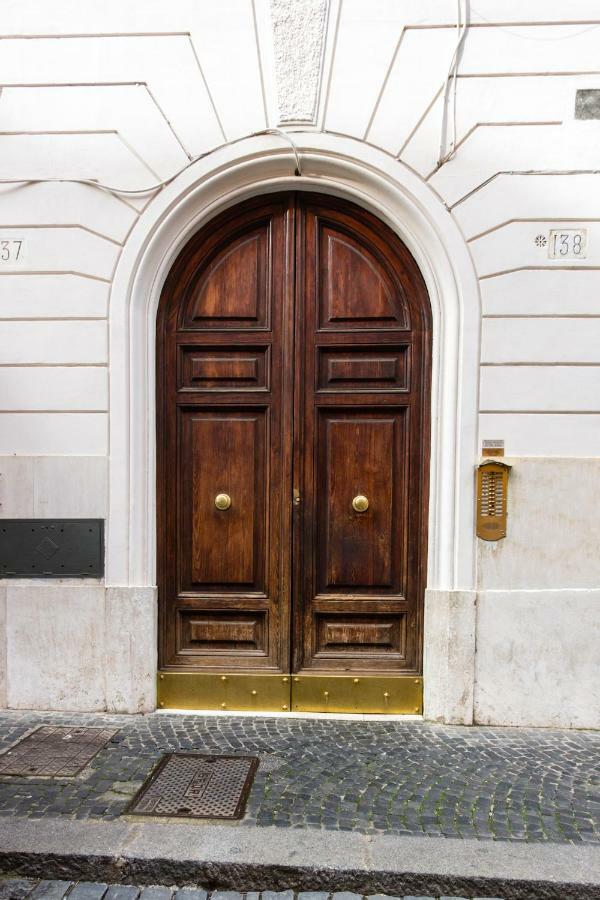 Few Steps From St Peter * Rome