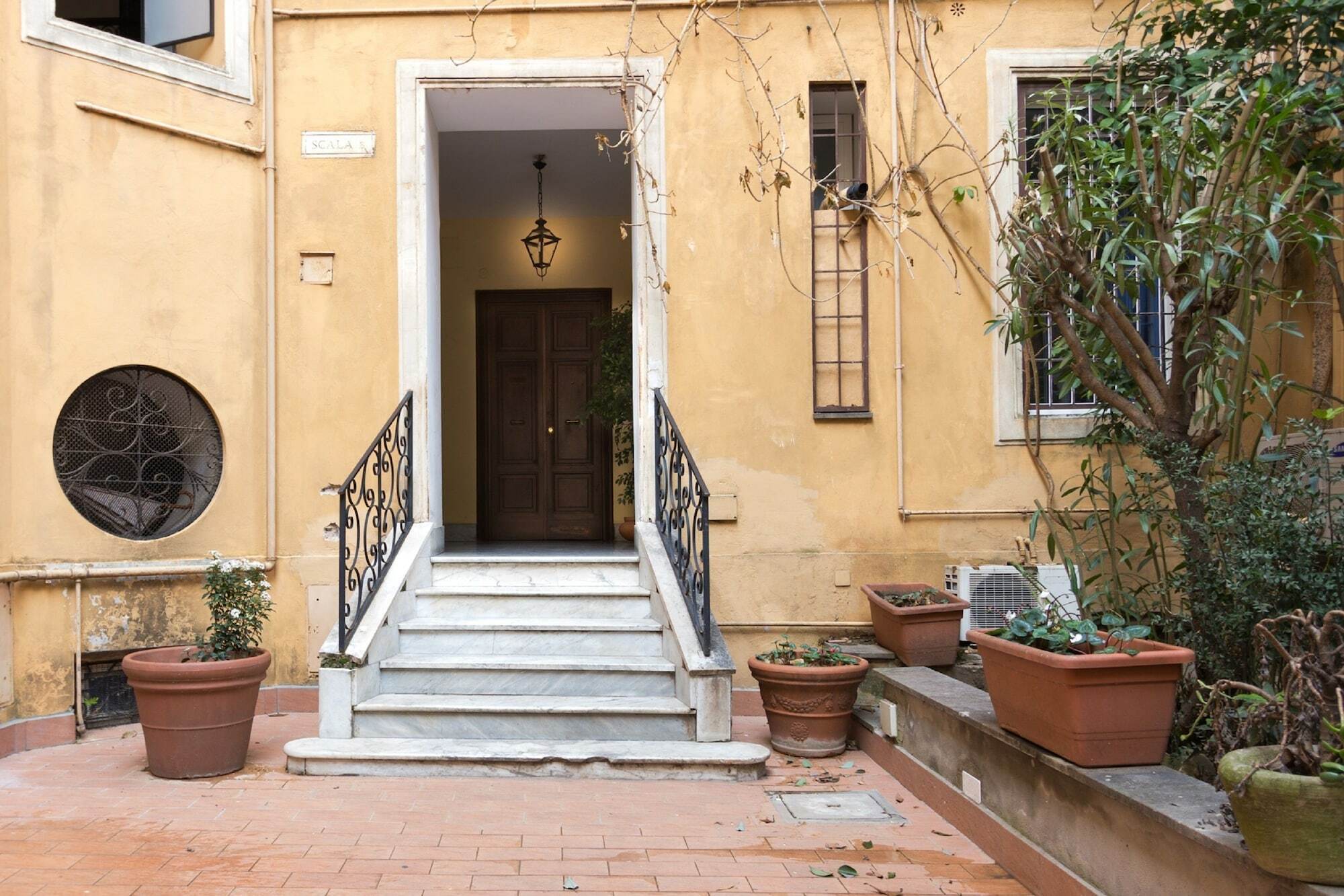 Few Steps From St Peter * Rome